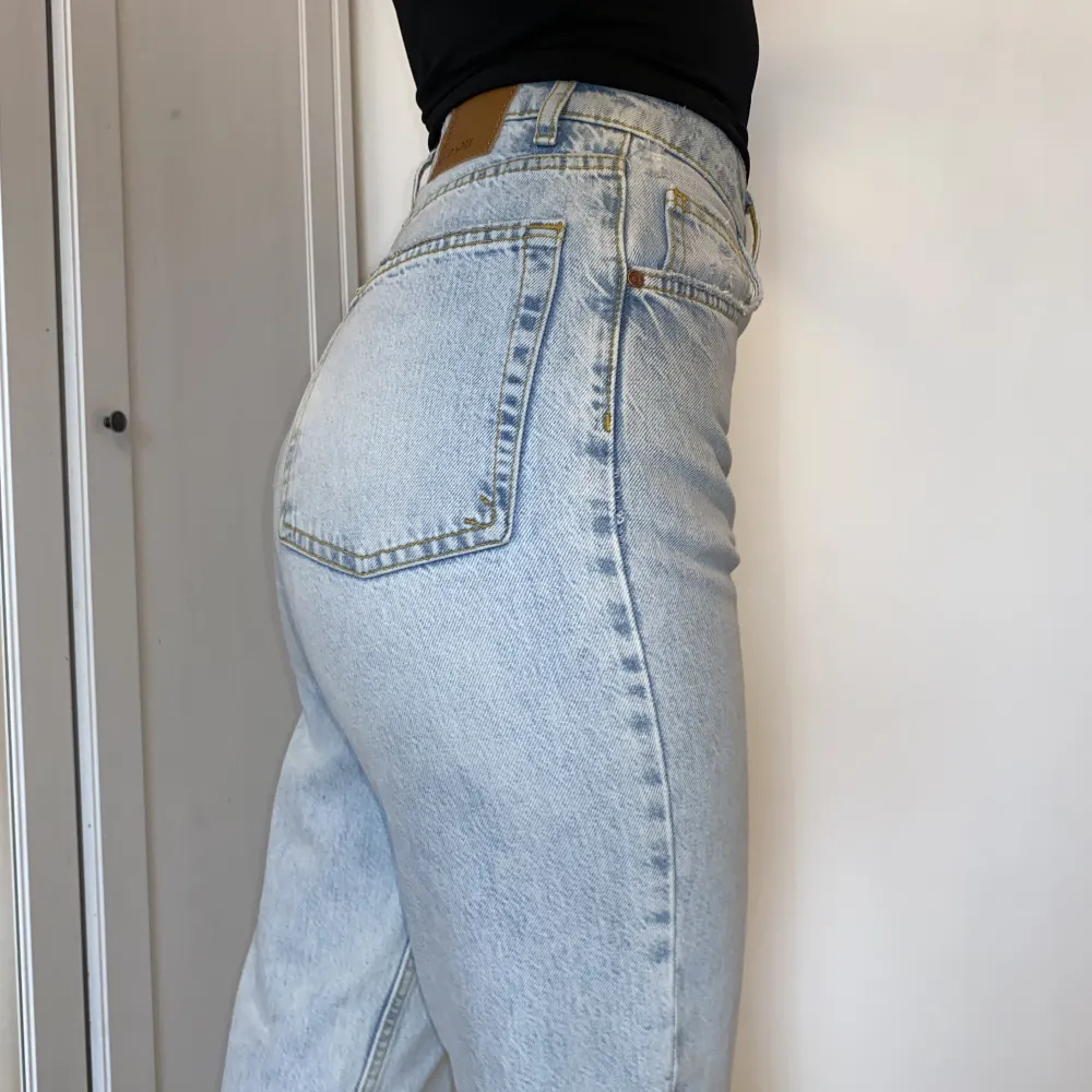Straight split jeans ifrån Bikbok storlek 28 längd 32. Raka ljusblå jeans med en slits längst ner vid foten. Dom är i fint skick endast använda 1-2 ggr. Tyvärr lite för små för mig därav säljer jag dom.. Jeans & Byxor.
