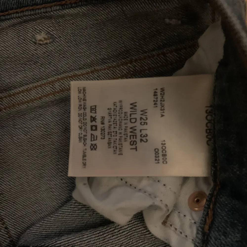 Mörkblåa jeans de ser ut som gråa på bilden 💙W25 L32, vill säga att de passar mig i längden som är mer än 150cm! Köpta för 150kr. Jeans & Byxor.