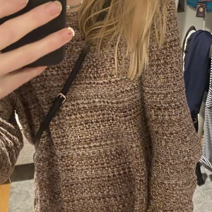 Tröja  - Tröja med lite olika färger. Gullig och fungerar perfekt över klänning eller med jeans! Hör av dig med frågor.