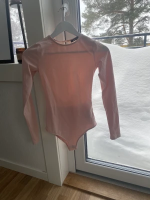 Body med öppen rygg - Super fin body med öppen rygg och spets detaljer 