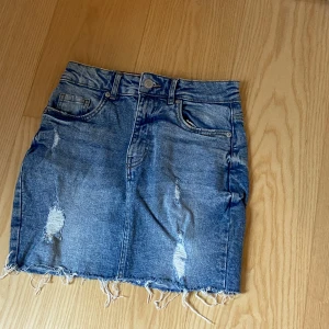 Jeanskjol - Fin jeanskjol ifrån newyorker. Bra skick och använd ett fåtal gånger. 