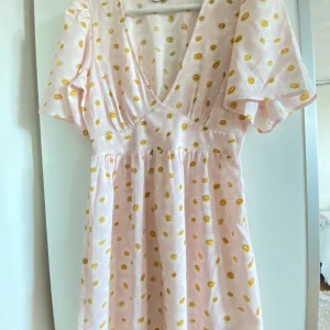 Klänning - Sommarklänning från Monki. Helt i nyskick . 