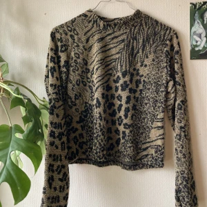 Glittrig lejopadmönstrad topp		 - Glittrig retro djurmönstrad topp!