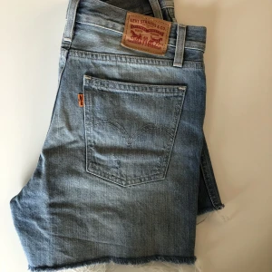 Levi’s jeansshorts  - Levi’s jeansshorts i bra skick, använda ett fåtal gånger  Står W28 men skulle säga att dem motsvarar W29-W30