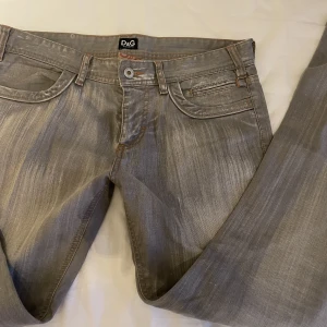 Lågmidjade jeans - Lågmidjade dolce & Gabbana jeans i ljusgrått. Waist storlek 33. Skulle säga att de passar 36-38. 