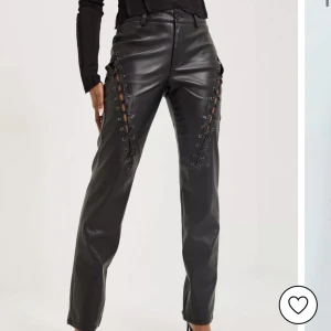 Skinnbyxor - HELT NYA! Snygga skinnbyxor med snörning, jättesnygga men för små och jag glömde skicka tillbaka dom.  Säljes för 250