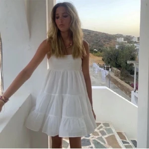 Vit klänning - Jättefin vit klänning från zara, slutsåld, superfint skick osv💗Säljer då jag inte använder längre, köparen står för frakt!