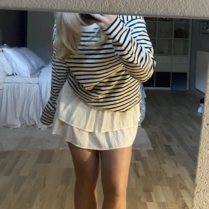 Sweatshirt  - Randig oversized sweatshirt från Zara som knappt är använd. Super fin över en klänningen eller med en kjol nu till vår och sommaren💘