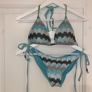 Bikini - Bikini i missoni liknande mönster, såsåsååååå snygg! Storleken bortblekt men tror 38, många intresserade!! Köp direkt för 600