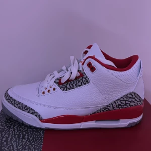 Air Jordan 3 Retro Cardinal Red - Ett par air jordan 3 cardinal red som aldrig blivit använda och därmed  10/10 i skick. Kan mötas upp i stora delar av sthlm. Pris kan diskuteras!