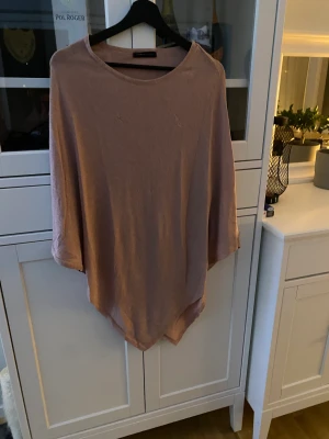 Damkläder  - Dam kläder i olika storlekar. 30 kr plagget.  Hör av er för mer information