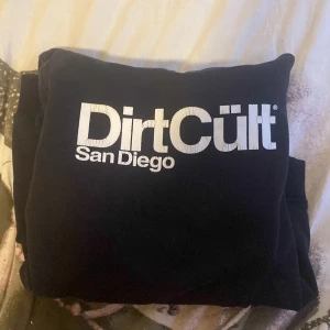 Hoodie - Säljer min dirtCült hoodie för att de inte e min Stil längre. Texten e sprucken men annars så är den i mycke bra skick