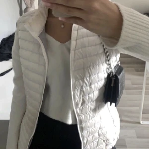 Colmar väst - Super fin vit colmar väst som jag nu säljer pågrund av att jag köpt en ny väst och denna inte kommer till någon användning☺️ 