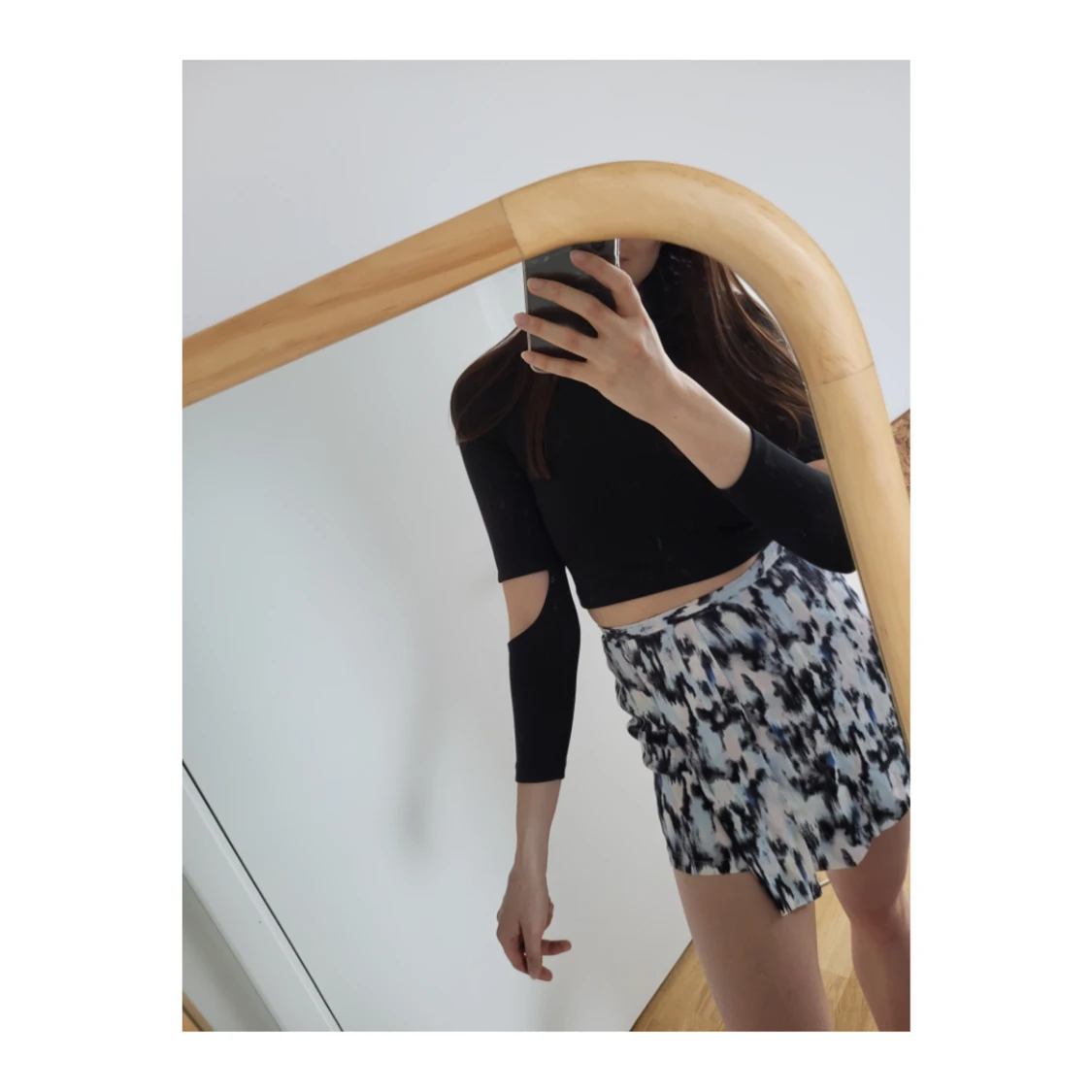 Svart croptop med cutouts