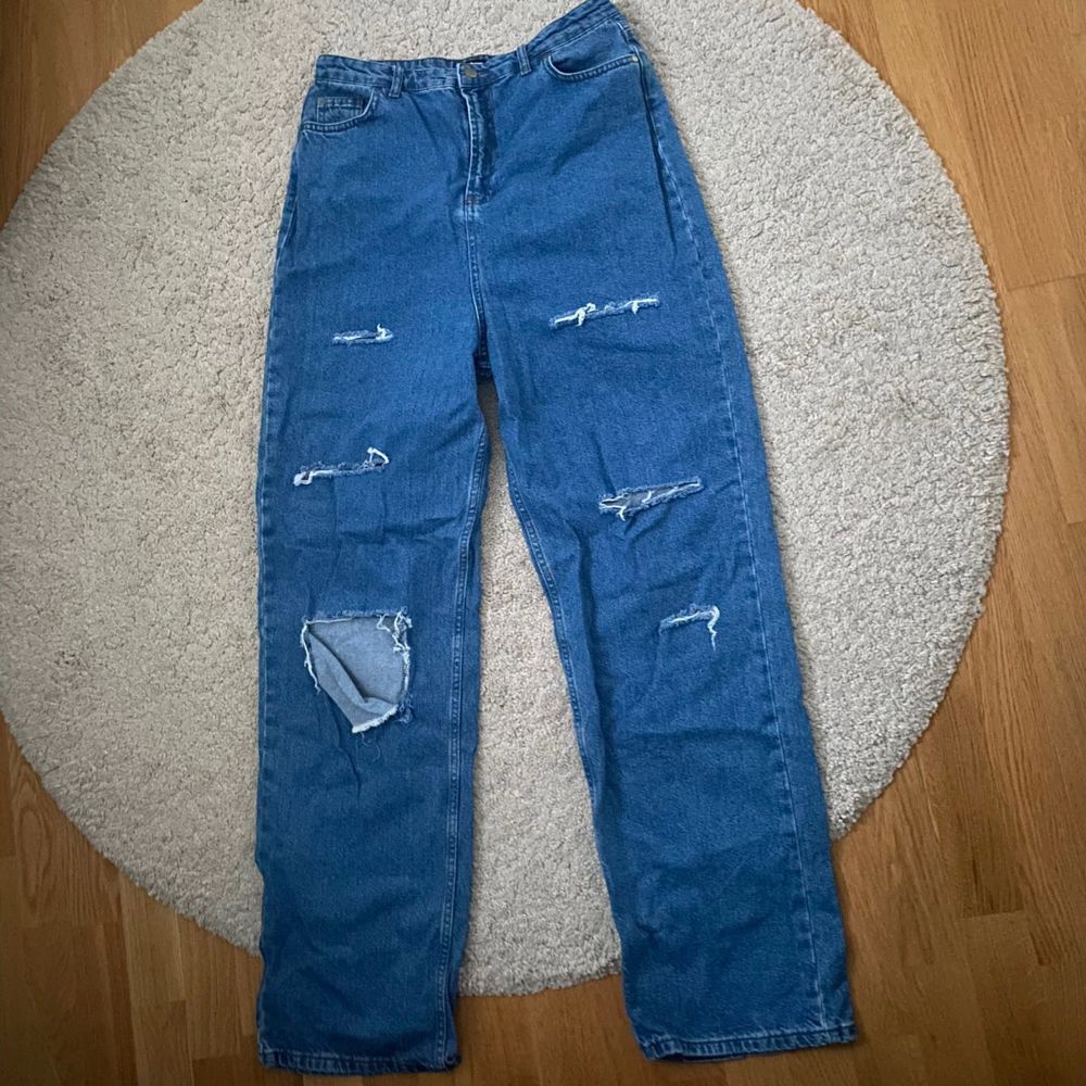 Jeans - Storlek 42 - Ordinare från Boohoo - Använda 1 gång - Långa! Jag är 184 cm - Köparen betalar för frakt - Inga returer - Betalning via köp direkt . Jeans & Byxor.