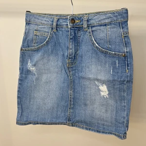 Jeanskjol från Guess - Superfin jeanskjol från Guess i storlek 25. Fint använt skick!