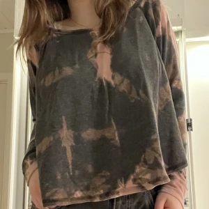 Tie-dye tröja  - Cool tie-dye tröja. Hör gärna av dig om du har frågor!