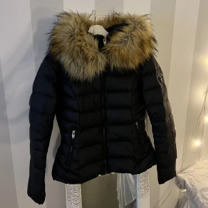 Jacka - Säljer nu min Rock and blue jacka då den inte kommer till användning, så den är i super fint skick! Fuskpäls på luvan som går att ta av samt så går midjan att justera med knapp baktill. Skriv för fler bilder/frågor💕💕💕nypris ca 3000kr