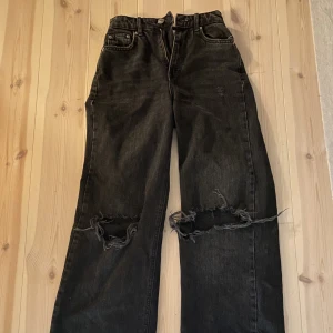 Helutsvängda highwaist jeans - Jag säljer dessa jeans då jag har en annan stil nu o de inte kommer till användning. De är helutsvängda highwaist med hål. Nypriset ligger på 500 o de är ändats använda 1 gång då jag inte tyckte jag passade dem, jag fick dem i julklapp förra året 