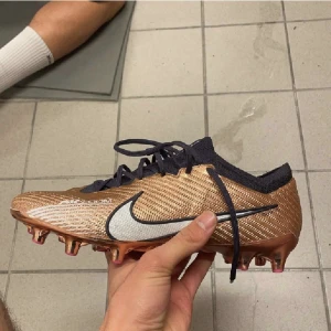 Fotbollsskor -  Säljer dess då dom var försmå för mig. Skornas nypris är 2500.Skicket är 9/10 och väldigt bra och fin sko överlag. Kom gärna privat för mer bilder och frågor.