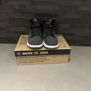Jordan 1 mid - Ett par Jordan 1 mid i nyskick. Jag kommer sälja dessa för 1750. De är i storlek 43. Kvitto och kartong finns. Skriv privat för mer bilder. Frakt ingår ej.