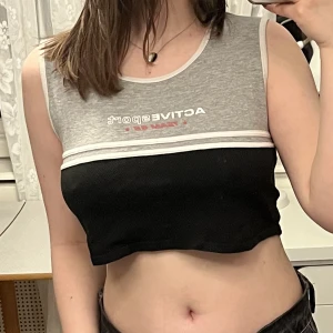 Croptop  - Coolt croppat linne. Hör gärna av dig om du har frågor!