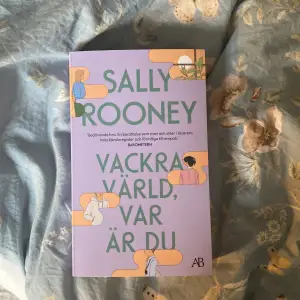 Boken “vackra värld var är du” utav Sally Rooney. Helt som i nytt skick och har bara påbörjat att läsa den men passa mig inte riktigt. ):  Ny pris: 100kr