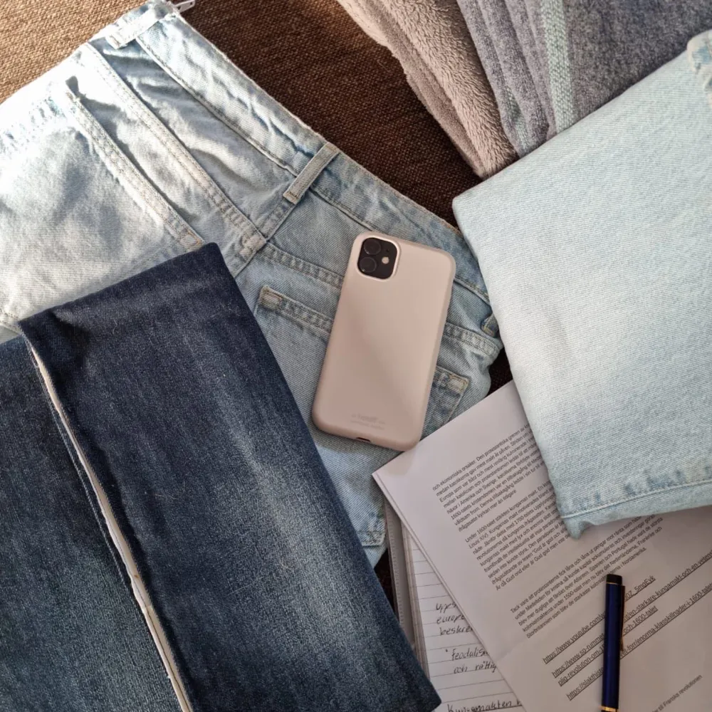 Vi är fem tjejer som har ett UF företag där vi tillverkar produkter av second hand. Det här är datorfodral gjort på återvunna jeans. Vi säljer även pärlarmband och korthållare. allt till ett bra pris!!!💓följ oss på instagram (vi heter samma sak)💓🤩. Accessoarer.