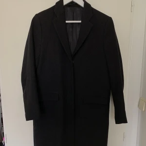Filippa K kappa - Svart rak kappa från Filippa K, storlek S  Använd enstaka tillfällen, som ny! 
