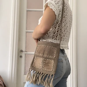 Boho fransväska! - Söt liten väska som jag köpte för några år sedan på Gotland. Den är i gott skick med fransarna är lite slitna 💓