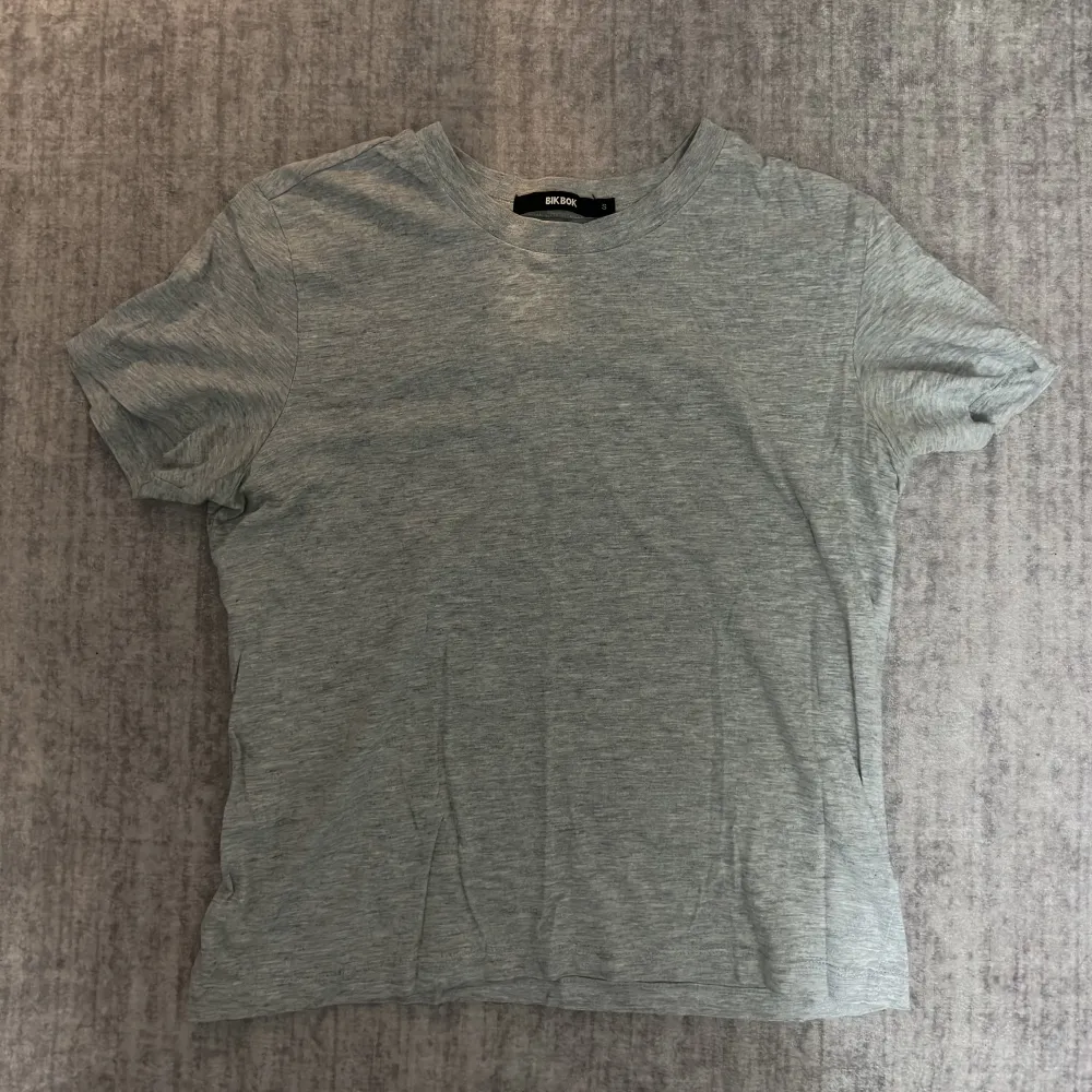 Basic tröja från bikbok i strl s, använd några ggr, men i gott skick, grå vit färg. T-shirts.