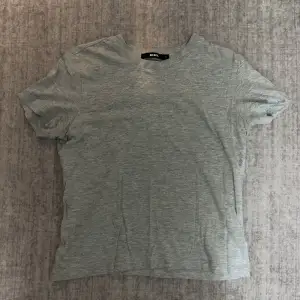 Basic tröja från bikbok i strl s, använd några ggr, men i gott skick, grå vit färg
