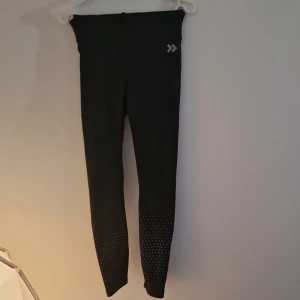 Träningsleggeings - Ny, inte ens använd. Sorlek S/M/L så det ska passa alla dom. 