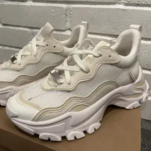 Steve Madden Manerva sneakers strl 39. Köpta våren 2022. Superfint skick! Endast Använda 1 gång.  Färg: Off white Orginalpris: 1399kr Säljs för: 700kr  Skickas eller hämtas i Göteborg eller Kungälv. 