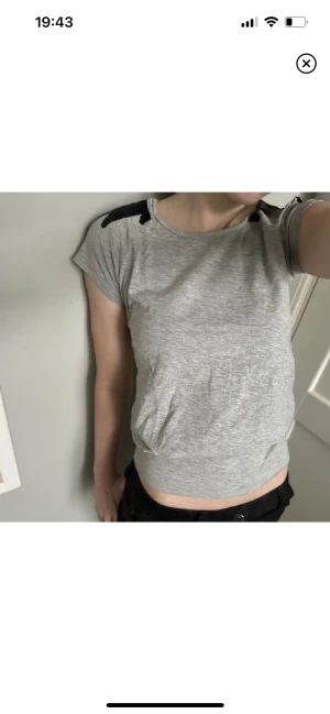 Tshirt - Jättecool grå t-shirt med paljett detalj på axlarna