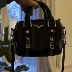 Zadig sunny bag  - Intressekoll på min Zadig sunny bag, kan tänka mig byta mot andra väskor! Jätte bra skick, inga defekter och knappt något rost alls dustbag tillkommer 💛🫶🏼⭐️💕🤍🔥