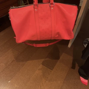 Louis Vuitton  -  Väldigt bra skick och väldigt elegant stil