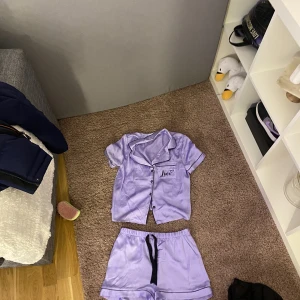 Pyjamas sett  - Ett jätte gulligt pyjamas sätt, materialet är väldigt skönt, använd fåtal gånger. 