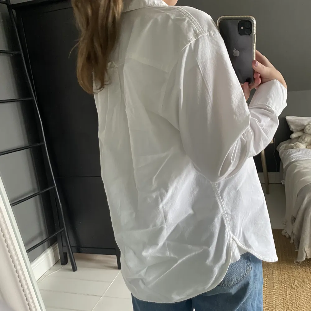 Säljer denna vita skjorta i storlek xs från hm. Endast provad därav är lappen fortfarande kvar💓. Paidat.