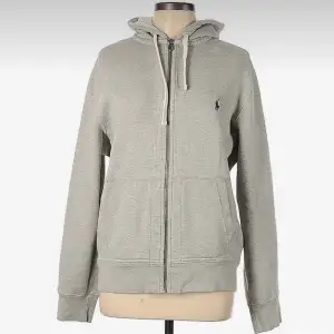 Säljer denna hoodie i grå. Fick i julklapp. Mycket bra skick. Pris kan diskuteras! 