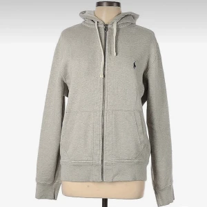 Ralph lauren zip up Hoodie  - Säljer denna hoodie i grå. Fick i julklapp. Mycket bra skick. Pris kan diskuteras! 