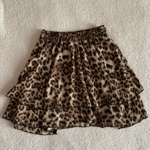 VOLANGKJOL - Volangkjol med leopardmönster köpt på Raglady butiken i Helsingborg. Så söt och luftig. Storlek S/M. Endast provad, den är i nyskick, utan anmärkningar. 🌻