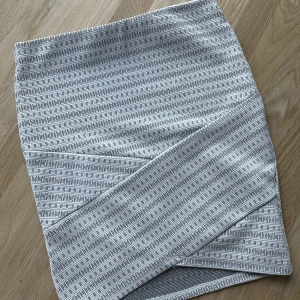 Cute tight skirt - Tight minikjol.  Använd ett par gånger men i fint skick.  Storleken är XS men kanske skulle den passa någon som är XXS mer.♥️