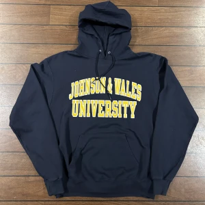 Champion Johnson & Wales Hoodie - Snygg vintage Hoodie i storlek M! Bara att skriva om du undrar över något🙏