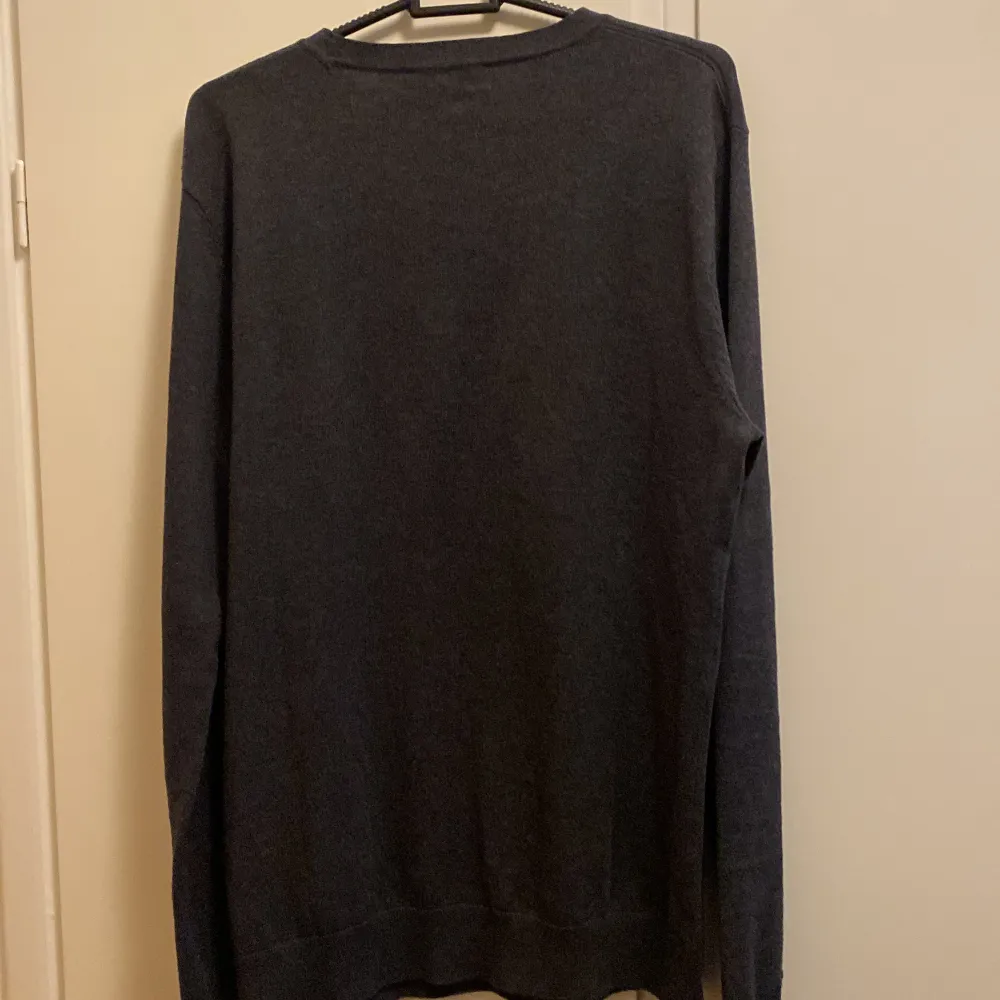 Tjena jag säljer min mörkgråa tröja från Selected homme som är i ett jättebra i skick har använt den en gång, jag säljer den för att den är för stor för mig nypris på den ligger på 400kr. Stickat.
