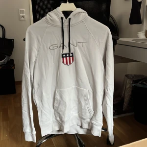 Gant hoodie - En vit gant-hoodie i storlek M, passar mindre storlekar också. Den är välanvänd men i bra skick. Nypris:1200kr men säljer för 250. Köparen kan pruta ner priset om det är för högt. Den tvättas såklart innan den skickas! 