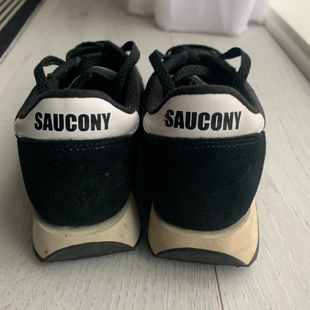 Super fina vår/sommar sneakers från Saucony. Inte andvända mycket så dom e i fantastiskt skick. Mitt satta pris är 450 men går att förslå något annat. Skor.