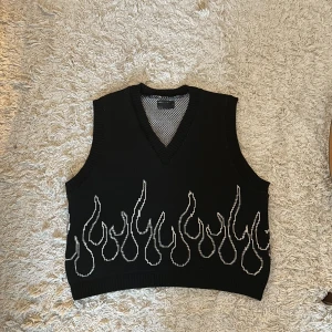 Stickad väst - Västen är från ASOS. Använd endas en gång. Kan mötas upp i sthlm.