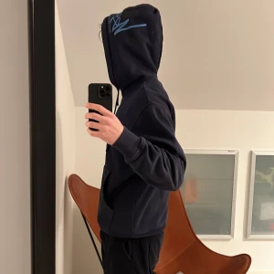 Stussy hoodie - Stussy back hood applique hoodie i stl S, sitter tts. Sparsamt använd utan fläckar eller skador. Slutsåld överallt. Nypris ca 1500 kr. 