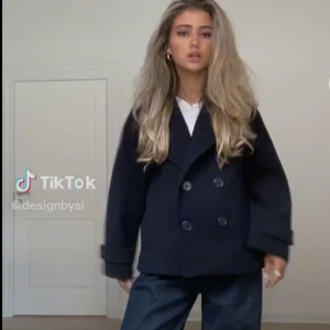 design by si - säljer en av mina marinblåa design by si gina kappor då tanken var att beställa i svart. helt ny med prislapp kvar. 💓💓🧸(skriv privat för egna bilder) KÖP DIREKT FÖR 800💓💓